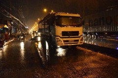 Trượt ngã trong mưa, người phụ nữ đi xe máy bị xe tải cán tử vong