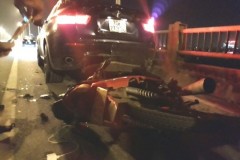 Xe máy húc trúng đuôi BMW, nam thanh niên bất tỉnh