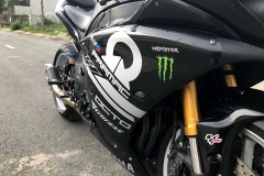 Yamaha R1 cứng ngắc bên bộ cánh đen tem đấu Pramac