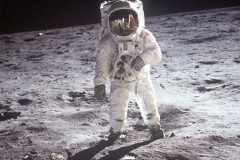 Bất ngờ với nơi sản xuất ra bộ đồ du hành vũ trụ của Neil Armstrong