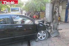 Cận cảnh vụ ô tô tông nát đầu ở đường Láng vào giờ cao điểm