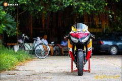 CBR 1000RR Repsol độ nhẹ cùng tạo dáng giữa trời