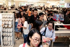 Cơn bão thời trang ngoại đổ vào Việt Nam