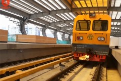 Dân Hà Nội ngỡ ngàng thấy tàu công trình chạy thử trên đường sắt Cát Linh - Hà Đông