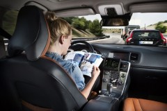 Apple và Google bắt tay với các hãng ôtô trong cuộc đua công nghệ xe tự lái