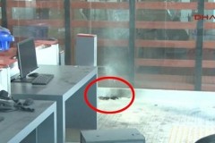 Bị an ninh sân bay giữ, hành khách ném cục sạc di động gây nổ