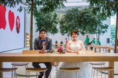 Bộ ảnh cưới độc đáo trong Apple Store của cặp đôi yêu Táo Khuyết