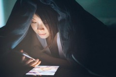 Những tác hại của ánh sáng màn hình smartphone vào buổi tối