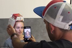 Dùng ống hút và hộp humburger làm phụ kiện để chụp ảnh chân dung