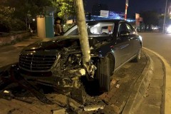Hà Nội: Xe sang Mercedes-Benz S400 tự đâm vào cột điện, đầu xe nát tươm