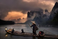 Khoảnh khắc tuyệt đẹp ghi lại cảnh ngư phủ đánh cá bằng chim cốc ở làng chài 1000 năm tuổi