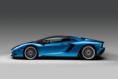 Lamborghini Aventador S Roadster chính thức được "vén màn", giá khởi điểm 10,4 tỷ VNĐ