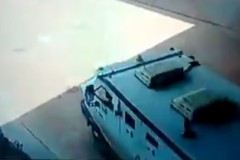 Ngủ trên xe máy, bất ngờ ngã xuống đường bị ô tô chèn qua