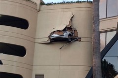 Nữ tài xế lái xe Lexus đâm xuyên tường