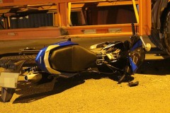 Thanh niên chạy Winner 150 ' tử nạn ' sau khi luồn vào gầm Container