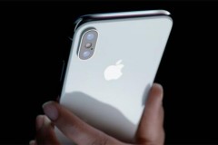 Bắt người dùng chờ iPhone X, bán iPhone 8 ra trước: Sai lầm của Apple?