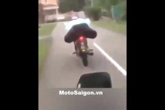 Biker mập núp gió quẫy đuôi cá trên xe máy