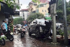 Hà Nội: Xe ôtô đâm thẳng vào cột đèn giao thông