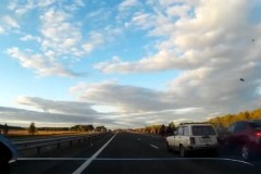 Ôtô phanh cháy đường không thoát nạn chỉ vì... ngựa