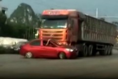 Sedan bị kéo lê 200m, tài xế xe tải không hay biết