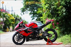 Suzuki GSX-R1000 độ nhẹ nhàng tạo dáng cực đẹp dưới nắng