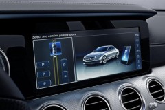 Tận mắt tính năng tự động đỗ hoàn toàn trên Mercedes-Benz E300 AMG 2017