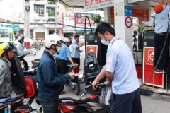 Xăng tiếp tục tăng giá, vượt mốc 18.000 đồng/lít