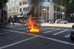 Xe Attila bốc cháy trên phố Tràng Tiền do sự cố điện