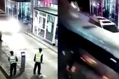 Xe tải lao vào xe buýt san phẳng cả trạm kiểm tra