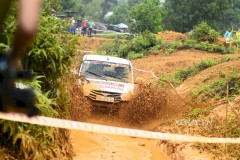 UAZ Pickup trổ tài vượt hố bùn lầy lội tại VOC 2017