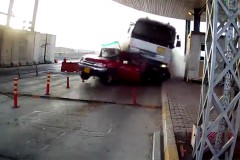 Xe tải mất lái đè nát bét ôtô trước trạm thu phí