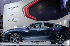 Bán không màng đến giá: Ôtô giảm sập sàn, ồ ạt xả hàng