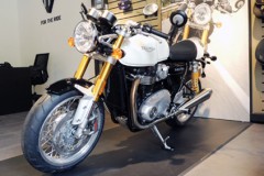 Cận cảnh Triumph Thruxton R giá gần 600 triệu vừa ra mắt khách Việt