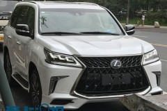 "Chuyên cơ mặt đất" Lexus LX 570 bản đặc biệt bất chợt xuất hiện trên phố
