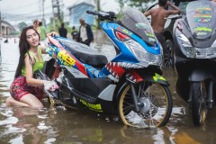 Cô nàng gợi cảm bên PCX 150 độ trong mùa nước lũ của biker Thailand