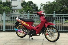 Future 2 độ đơn giản khoe dáng giữa bờ kè thành phố