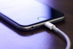 Lý do thực sự cho việc không nên sạc điện thoại qua đêm