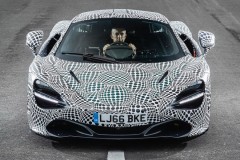 McLaren thử nghiệm siêu xe với vô lăng đặt giữa