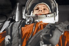 Những di vật khó hiểu con người bỏ lại trên Mặt trăng