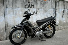 Sirius 110 độ phá cách với dàn áo Yaz và côn tay ấn tượng