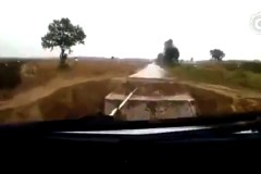 Tài xế choáng váng vì cảnh tượng khủng khiếp trước mũi ô tô