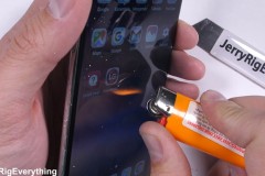 Thử nghiệm độ bền của LG V30: Không thể bị bẻ cong nhưng màn hình lại dễ bị "cháy"