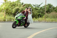 Ảnh cưới cực yêu của cặp đôi cùng BMW S1000R và Kawasaki ZX-10R