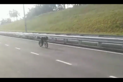 [Clip] Đám thanh niên chạy 'núp gió các kiểu' với tốc độ 'cao' trên chiếc xe...đạp