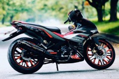 Exciter 150 độ đứng hình với dàn chân đầy cơ bắp