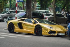 Ferrari F12 Berlinetta - "tình cũ" của Cường Đô La thay dàn áo "mạ vàng" cực chất