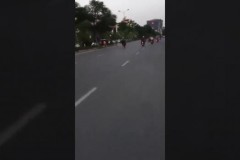 GrabBike bốc đầu chạy 1 bánh trên đường phố Hà Nội