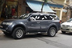 Hà Nội: Mitsubishi Pajero Sport bị dán đầy băng vệ sinh vì đỗ trước cửa hàng kinh doanh