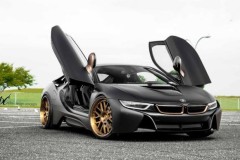 Siêu xe BMW i8 nổi bật với bộ cánh đen mờ cùng ''giày hiệu''