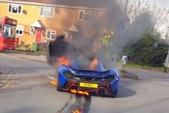 [VIDEO] Siêu xe hàng hiếm McLaren P1 bốc cháy trong tuyệt vọng
